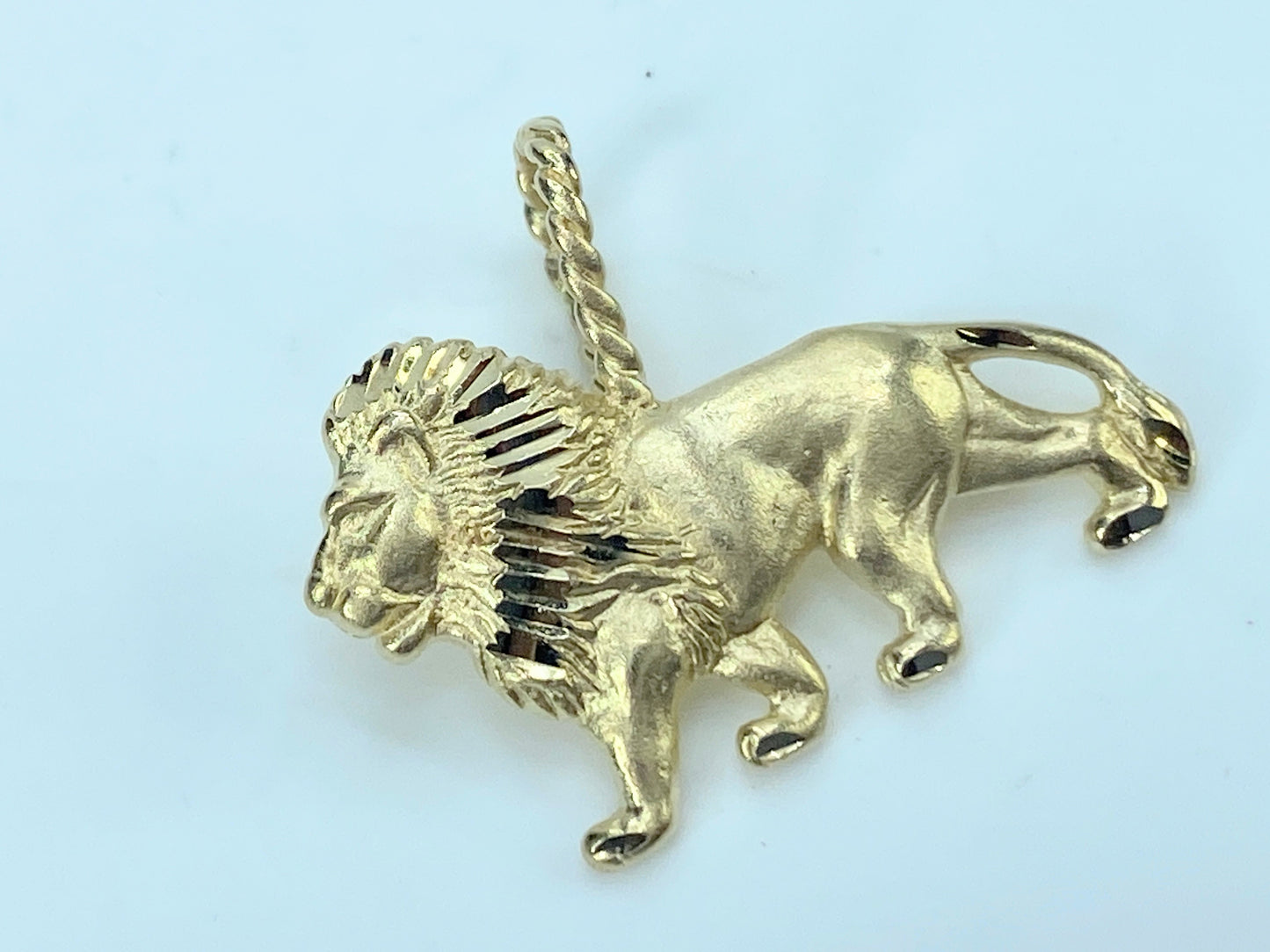 14K yellow gold designer Lion charm pendant 2.9gm JR9148