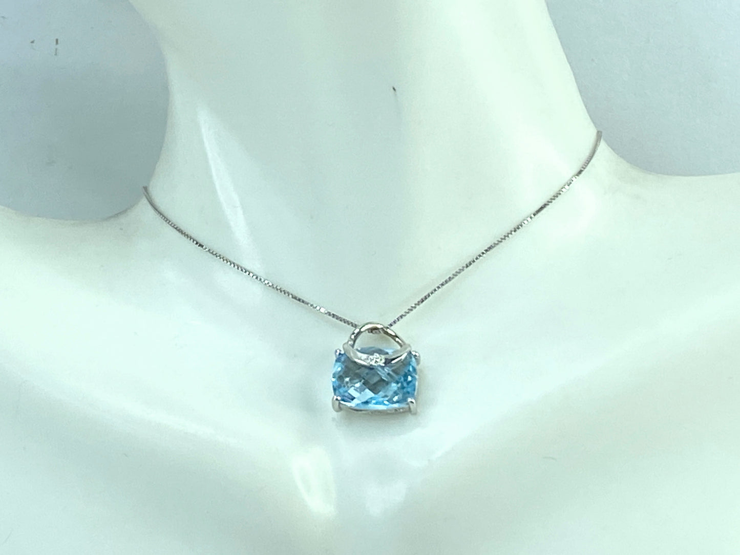 18K white gold Blue Topaz Purse pendant necklace 4.2g JR9149