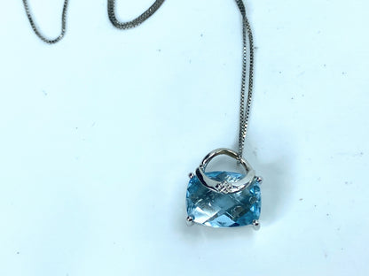 18K white gold Blue Topaz Purse pendant necklace 4.2g JR9149