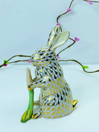 HEREND Guild Bunny Rabbit with Carrot 24K Gold Fishnet Figurine A473