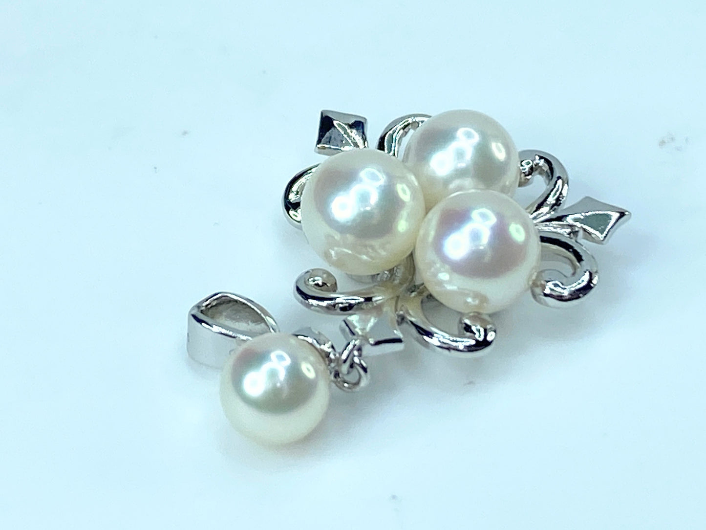 Mikimoto sterling 5.5 - 6.5mm Four Akoya Pearls pendant 2.9g JR9150