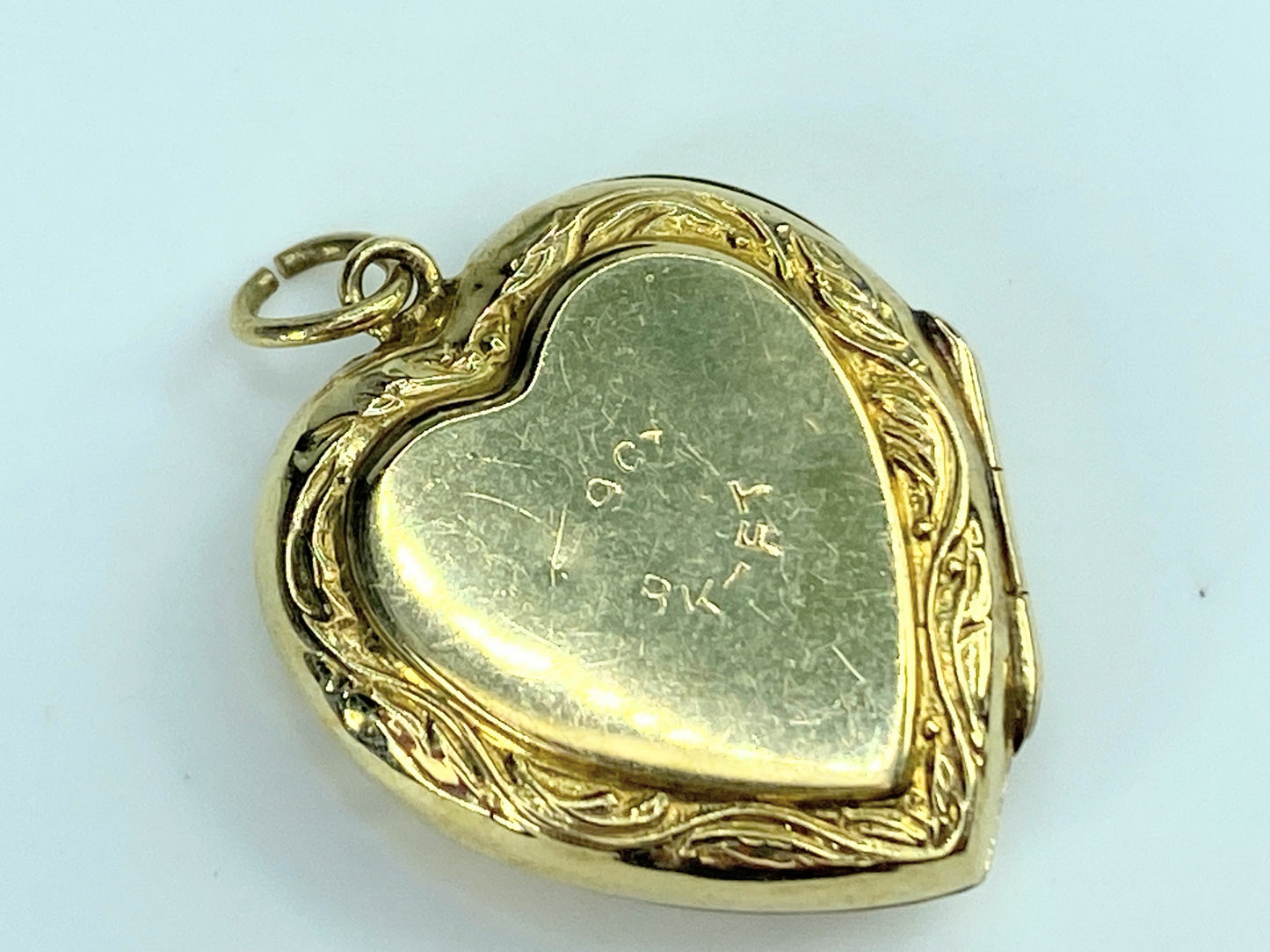 Birmingham 1911 finely etched Love Heart Locket in 9ct Pretty Decoration JR9954