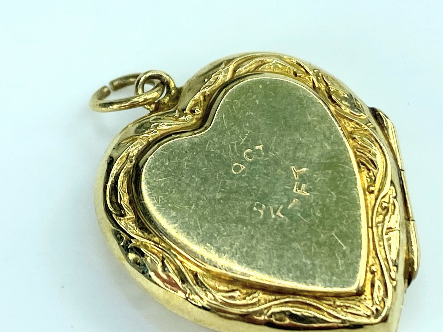 Birmingham 1911 finely etched Love Heart Locket in 9ct Pretty Decoration JR9954