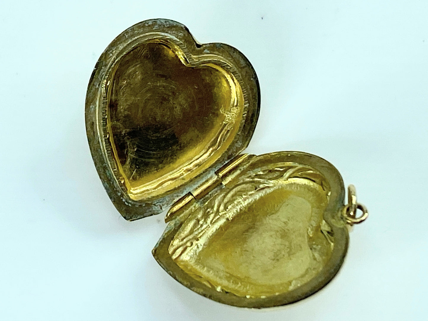 Birmingham 1911 finely etched Love Heart Locket in 9ct Pretty Decoration JR9954