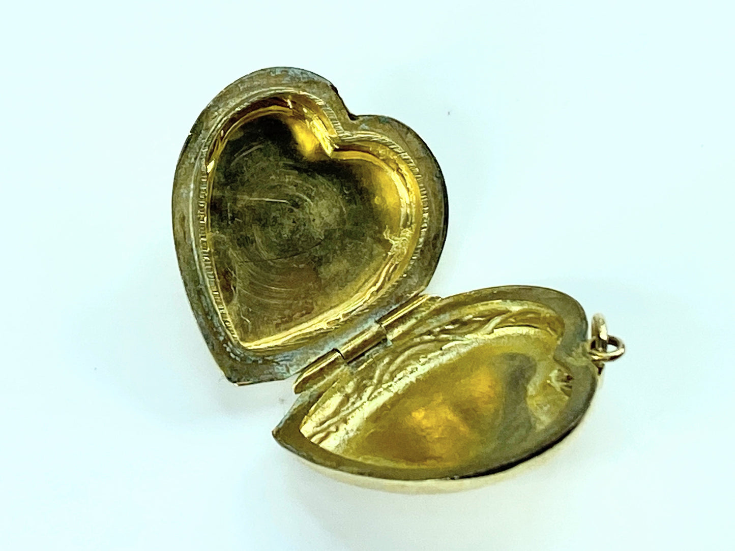 Birmingham 1911 finely etched Love Heart Locket in 9ct Pretty Decoration JR9954