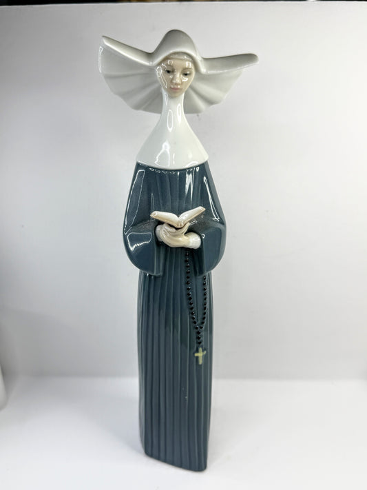 Lladró 5500 "Prayerful Moment" Nun Figurine Reading Book Spain A914
