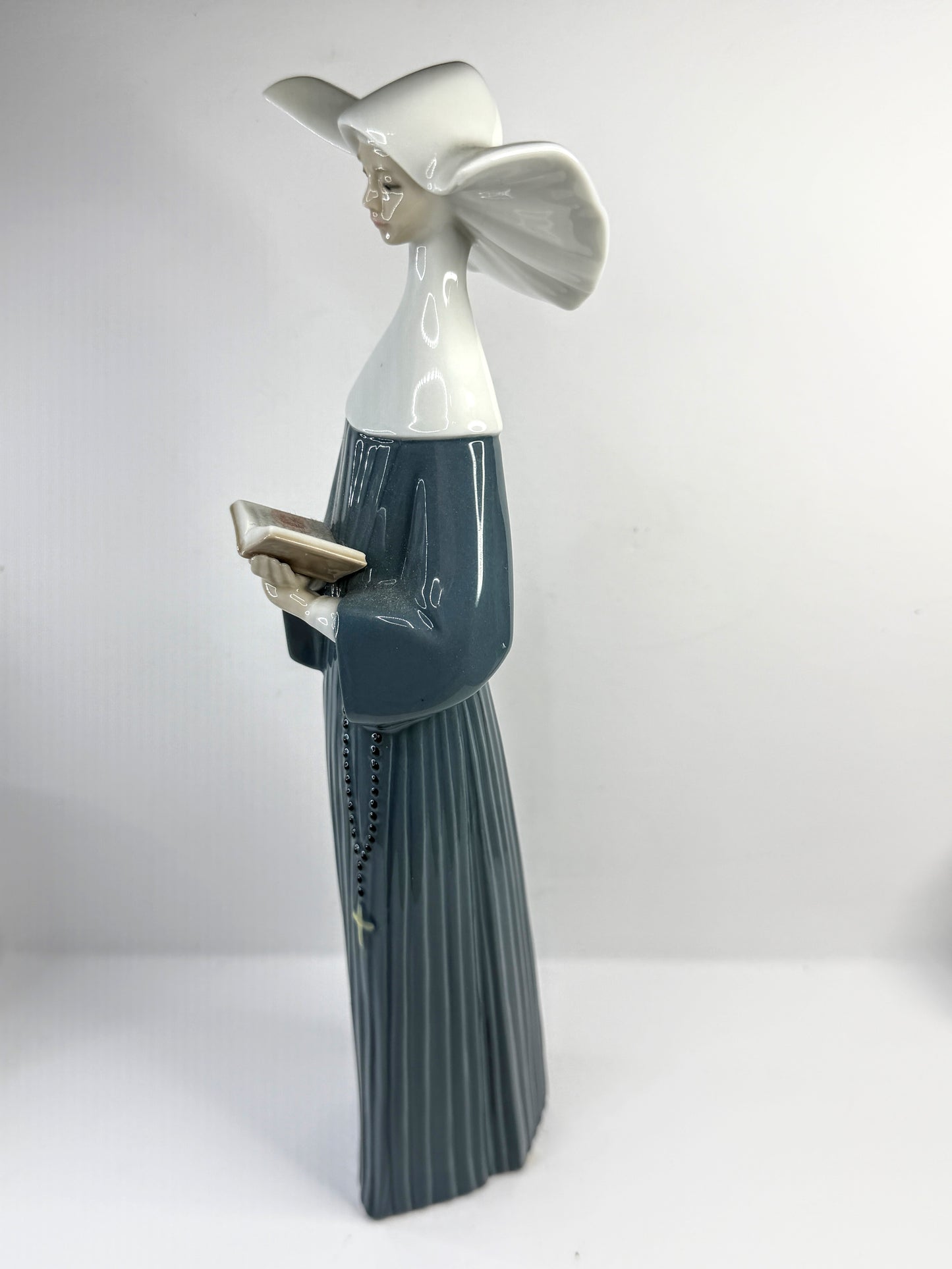 Lladró 5500 "Prayerful Moment" Nun Figurine Reading Book Spain A914