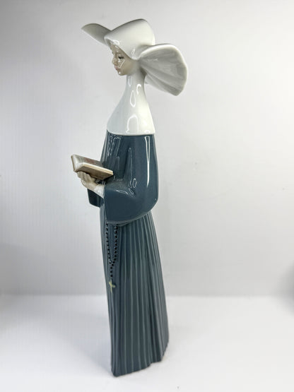 Lladró 5500 "Prayerful Moment" Nun Figurine Reading Book Spain A914