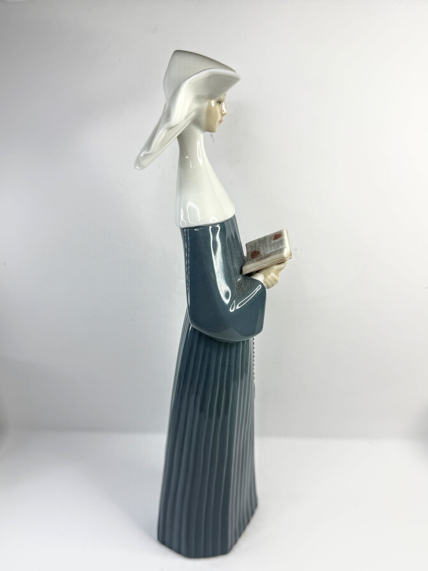 Lladró 5500 "Prayerful Moment" Nun Figurine Reading Book Spain A914