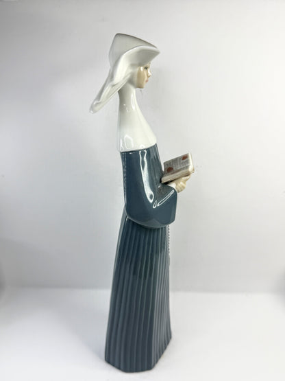 Lladró 5500 "Prayerful Moment" Nun Figurine Reading Book Spain A914
