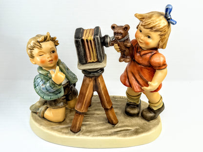 Hummel "schnappschüsse" camera ready figurine TMK-8 #2132 A920