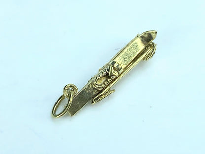 Skis and Poles 14 Karat Gold Vintage Charm Pendant JR9159