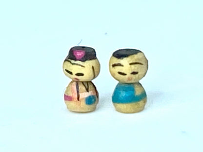 Rare miniature 4.5mm tall pair of Kokeshi in wood egg shell case 14mm A22