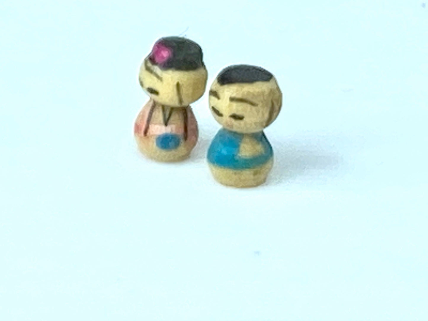 Rare miniature 4.5mm tall pair of Kokeshi in wood egg shell case 14mm A22