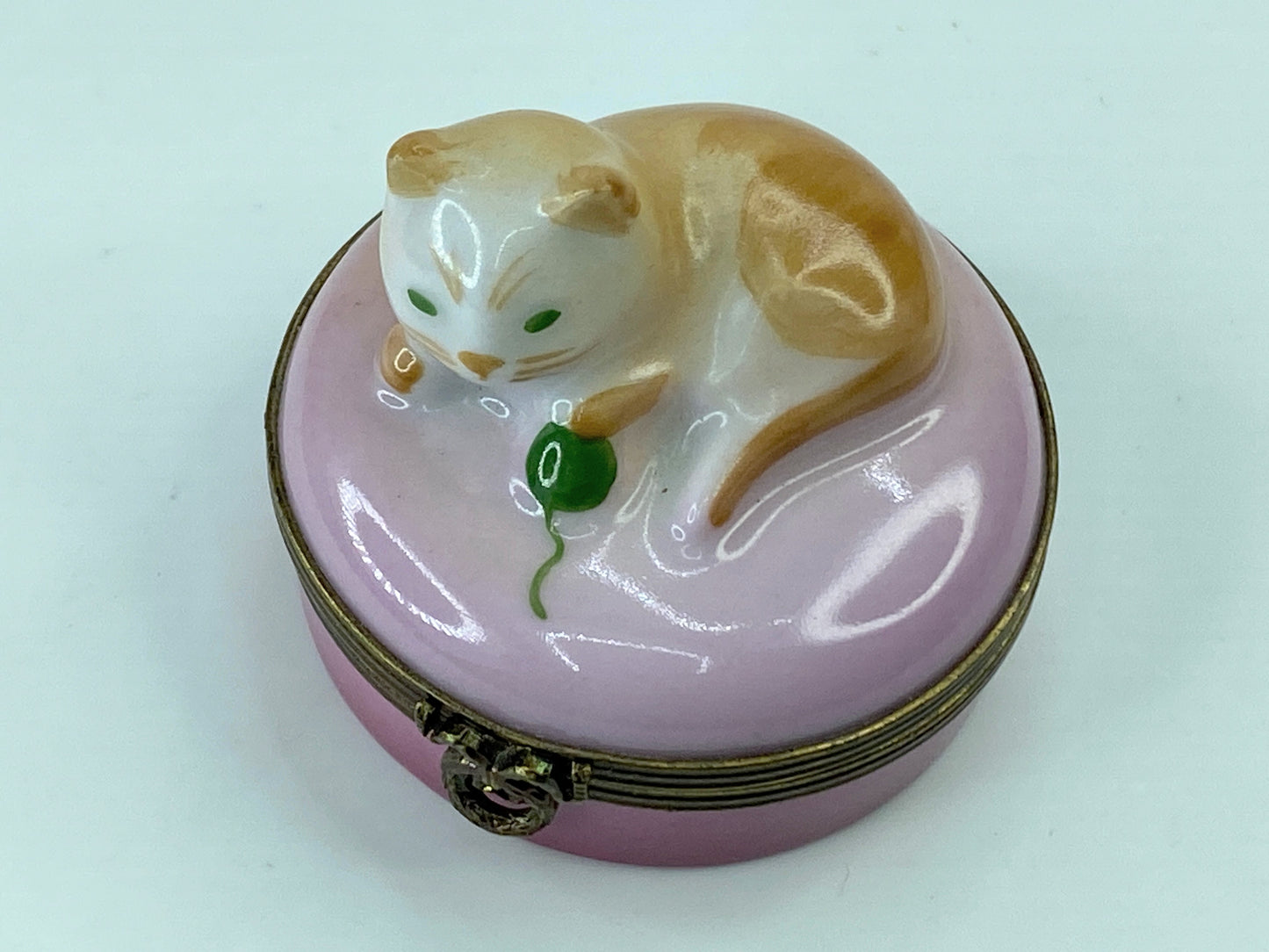 Limoges Castel Cat Trinket Box Peint Main France Vivid Green Eyes  2" A320