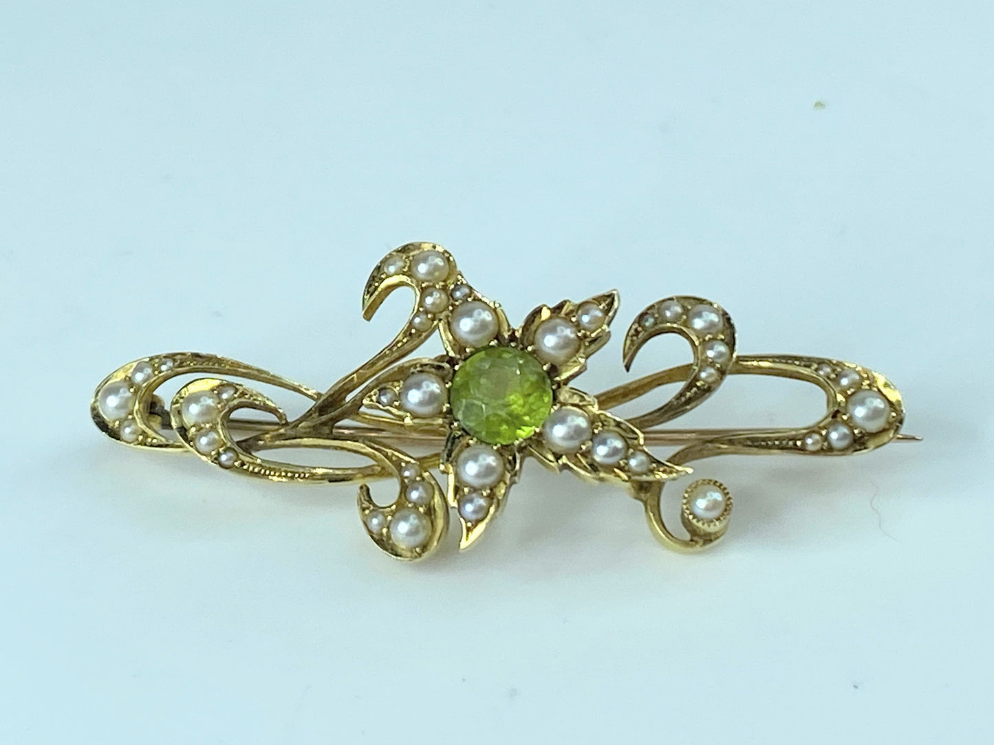 Antique 15ct Edwardian Seed Pearl & Peridot scroll floral Brooch 5.3g 1 7/8" JR9994