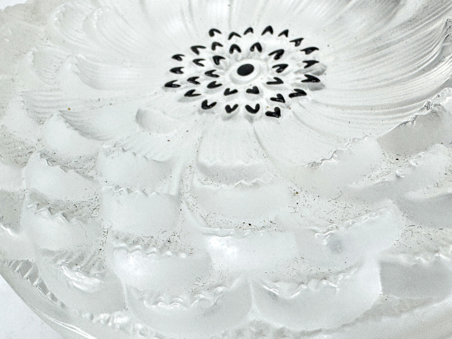 Lalique crystal powder box / vanity box, Dahlia model - signed Lidded Jar A989