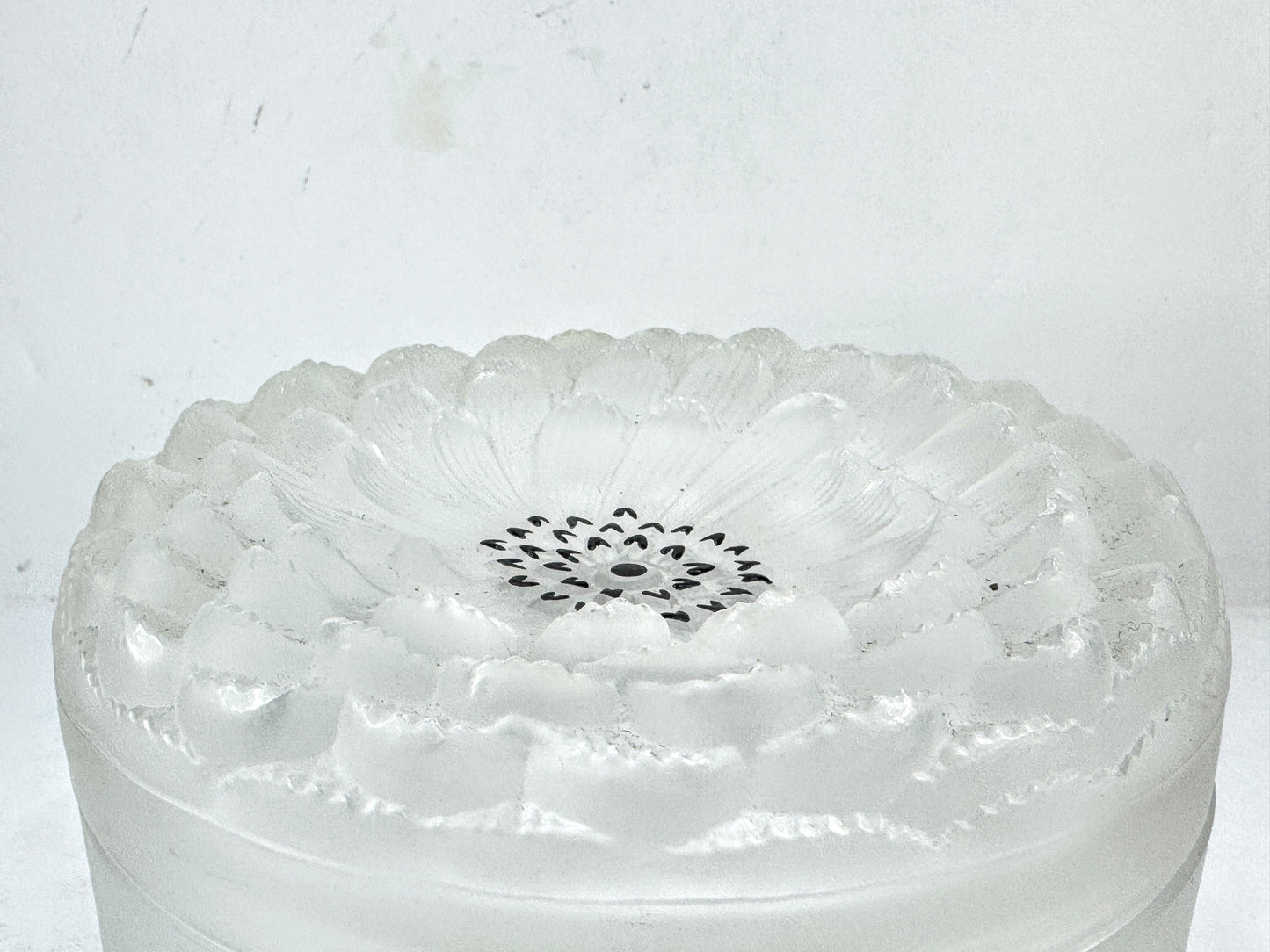 Lalique crystal powder box / vanity box, Dahlia model - signed Lidded Jar A989