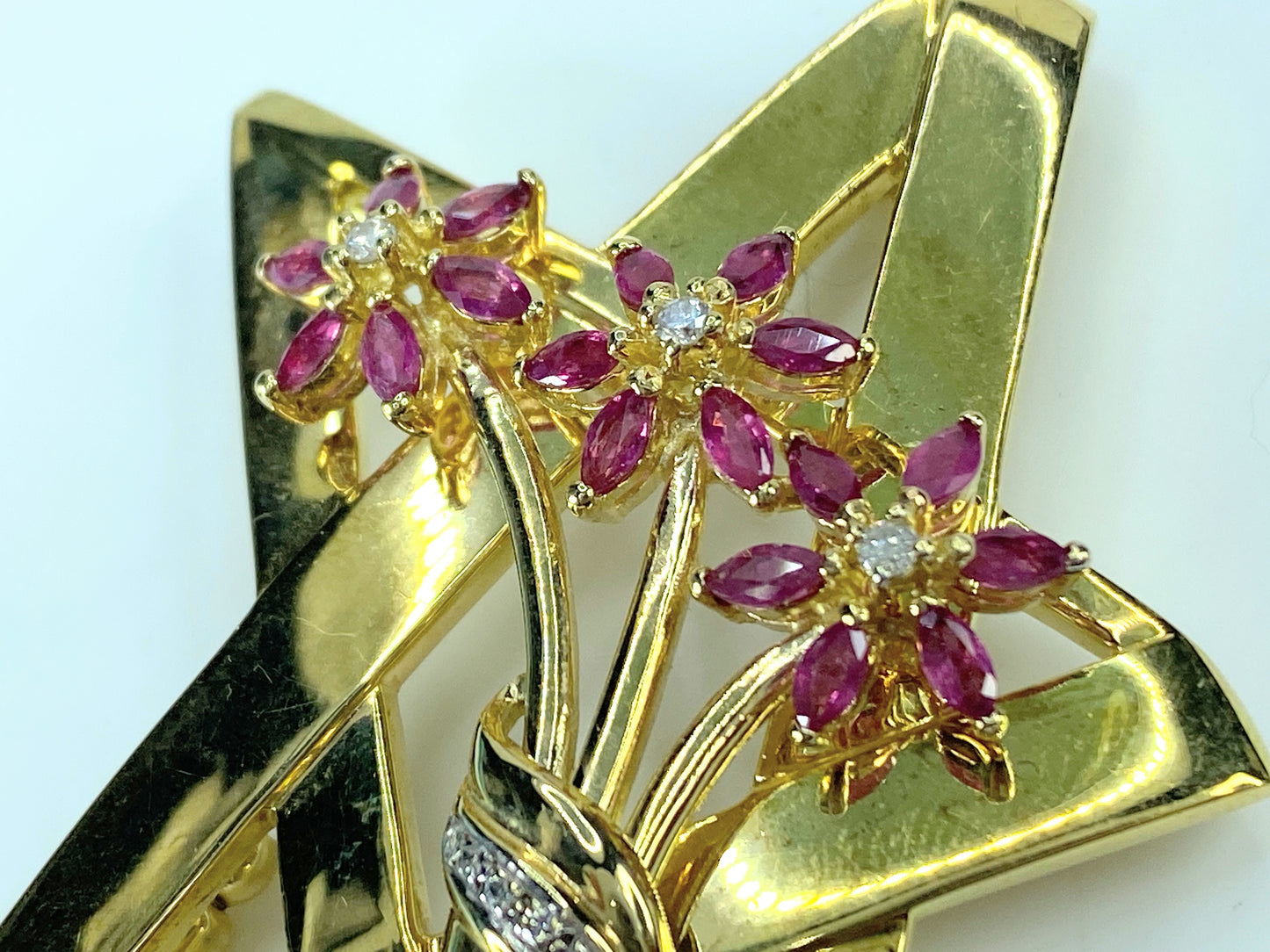 Tiffany & Co. Paloma Picasso Ruby Diamond Star brooch in 18K gold JR9244