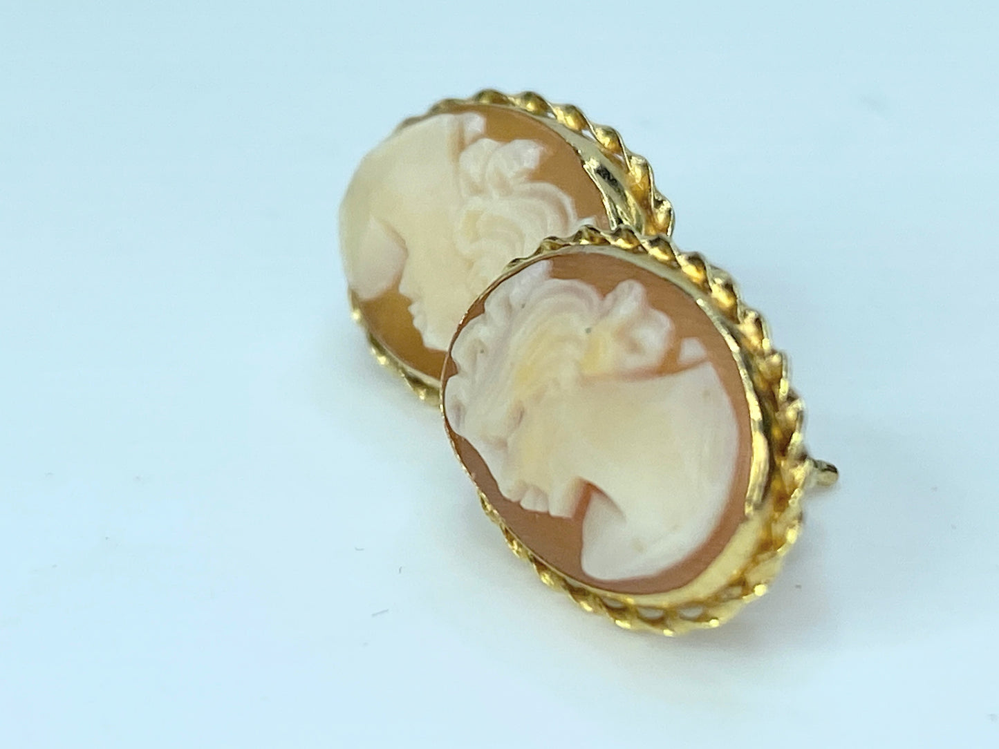 14K yellow gold Shell Cameo oval twisted top bezel earrings 2.3g JR9865