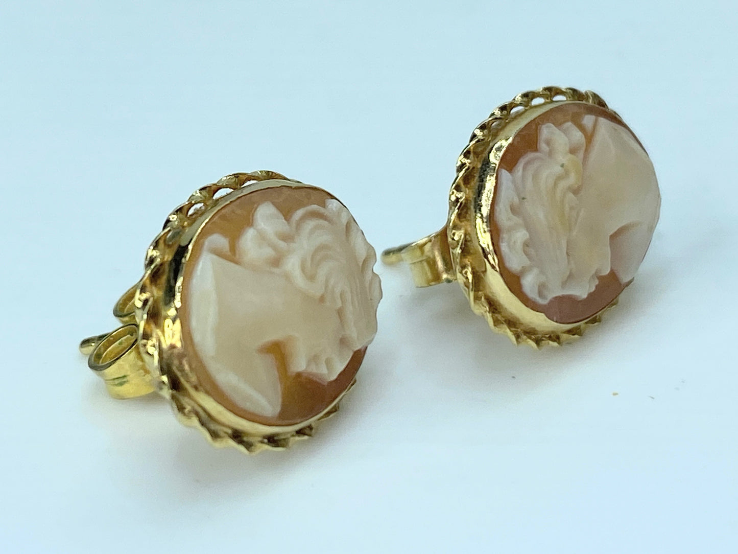 14K yellow gold Shell Cameo oval twisted top bezel earrings 2.3g JR9865