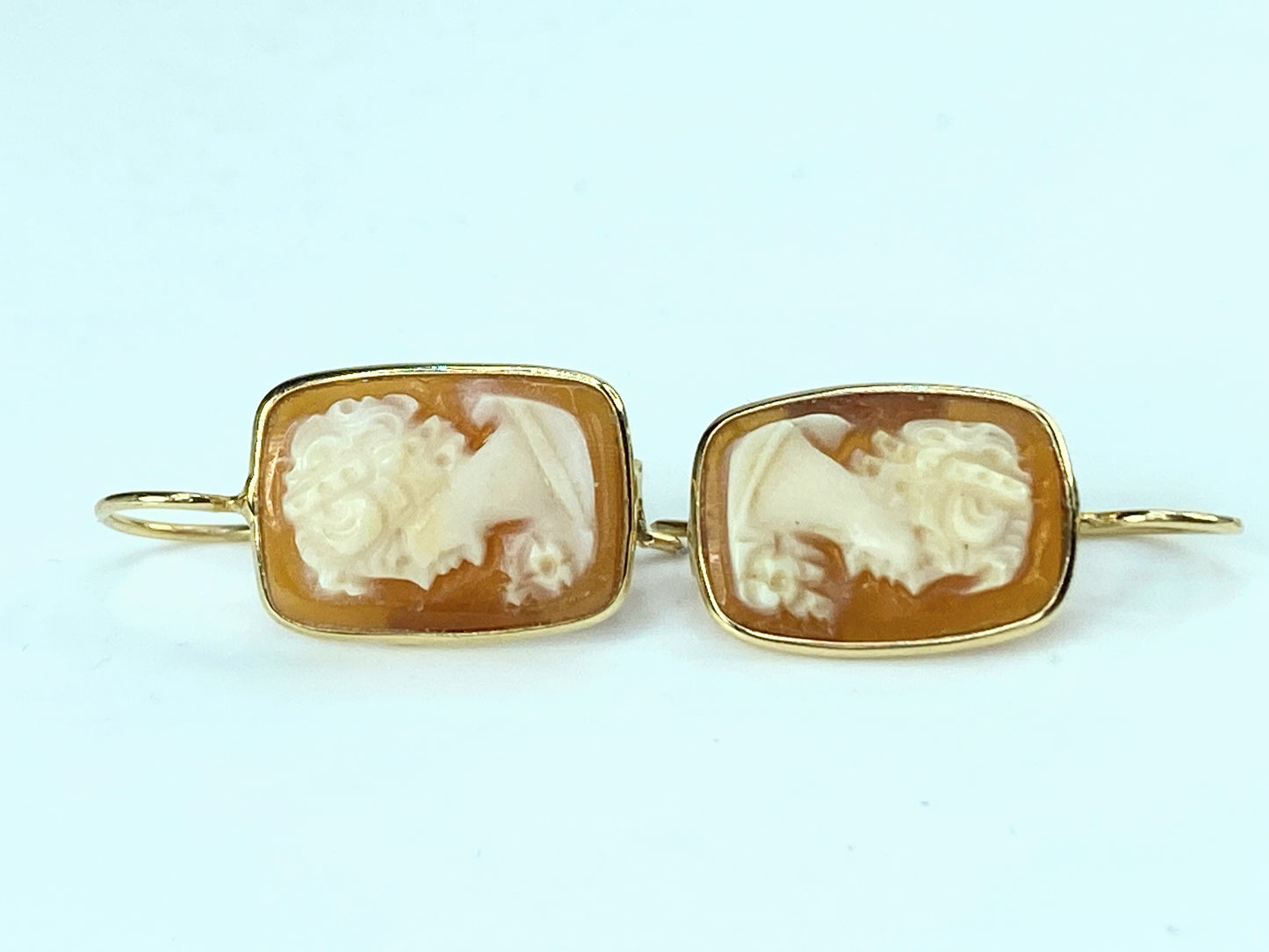 Italy 14K yellow gold carved Shell Cameo hanging earrings 1.0" JR9889