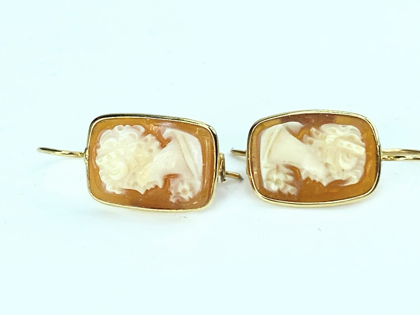 Italy 14K yellow gold carved Shell Cameo hanging earrings 1.0" JR9889