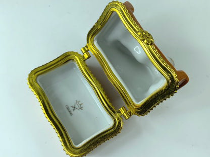Limoges white Cat on French Sofa Trinket box 2 3/4" x 2.0" x 2 3/4" A285