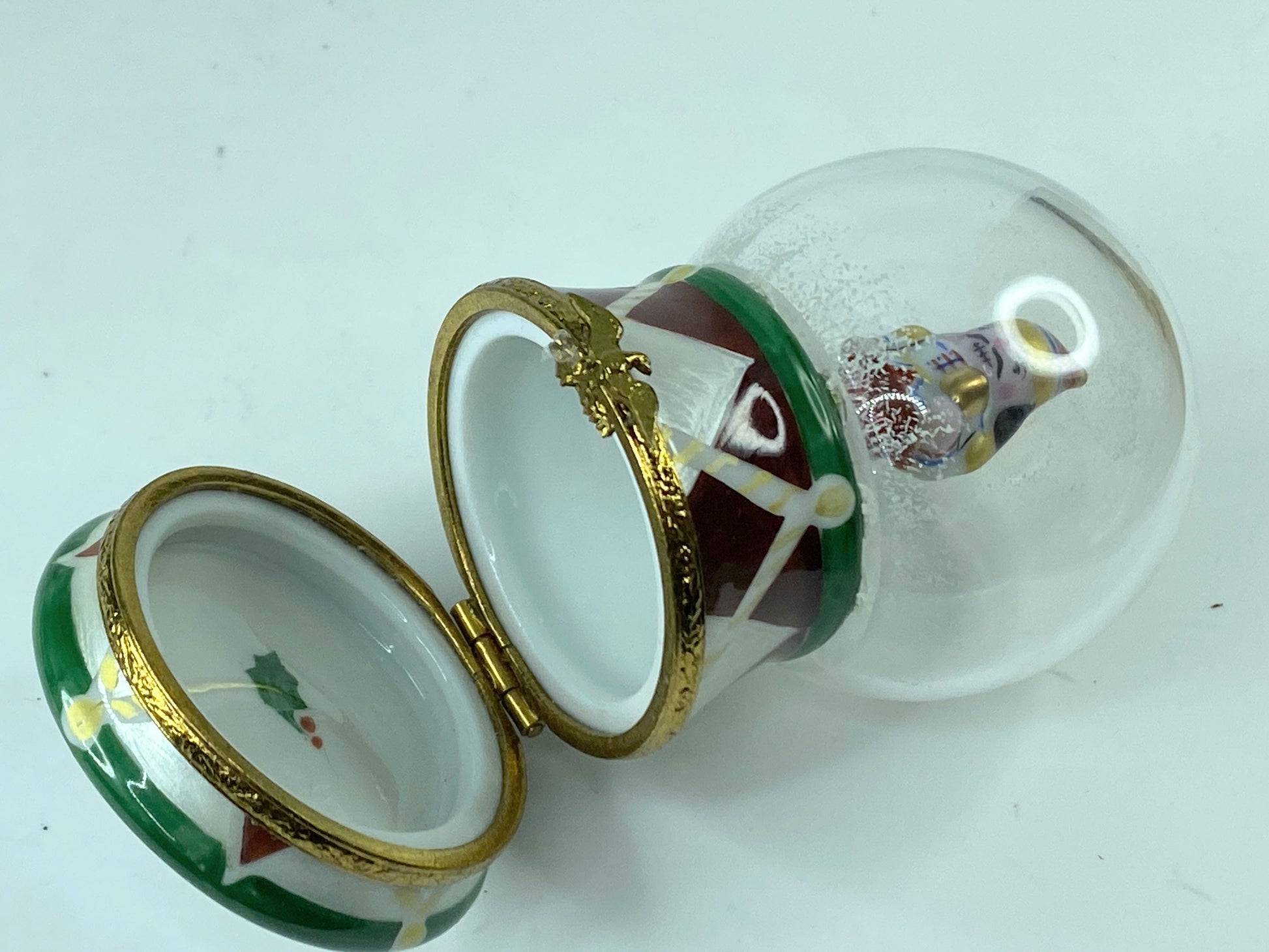 Limoges France Peint main Christmas Glove Trinket box 2 7/8 x 1 3/4" A287