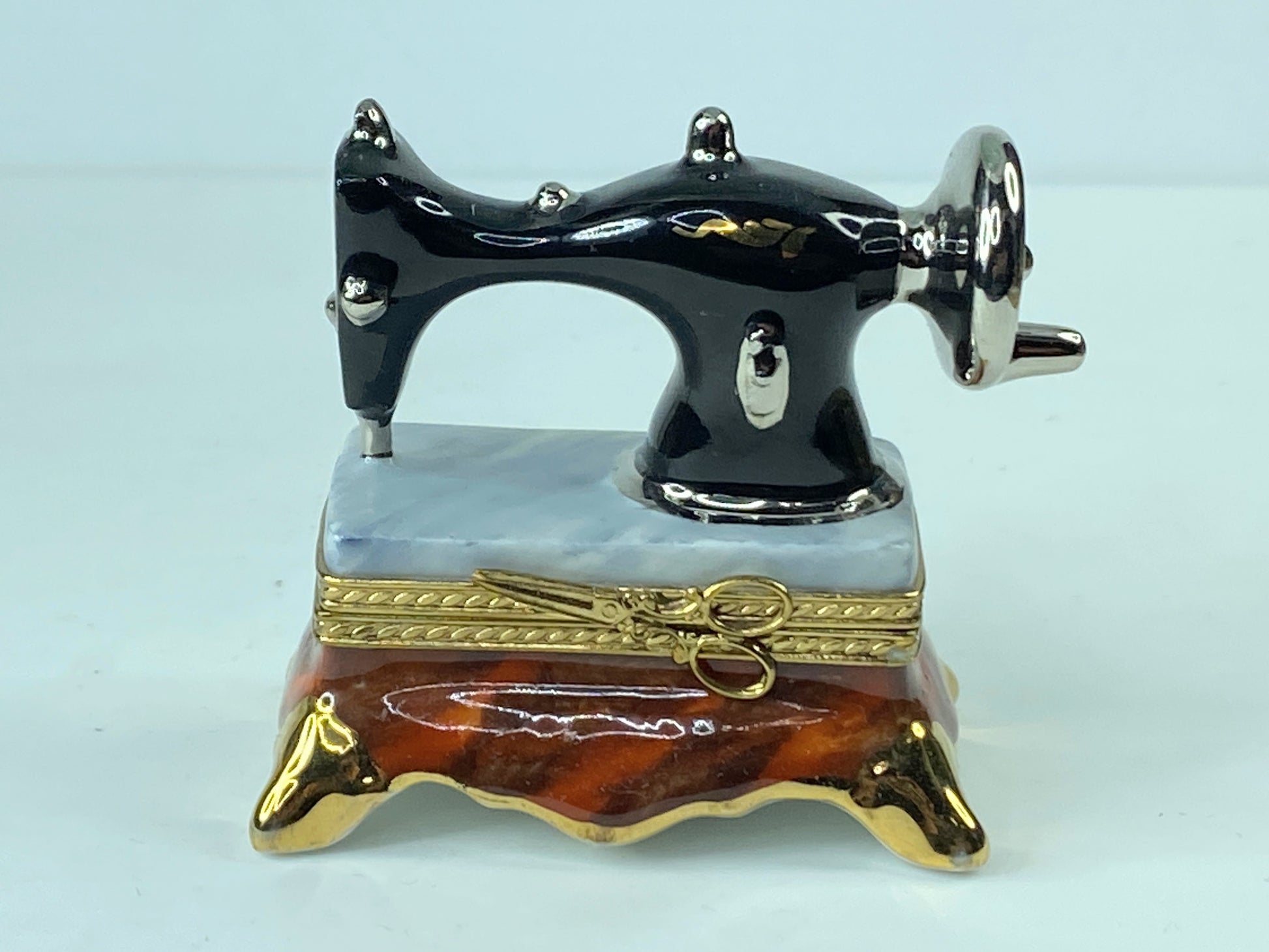 Pierce Argie 705/750 Ltd. Ed Limoges France Black Sewing machine trinket A290