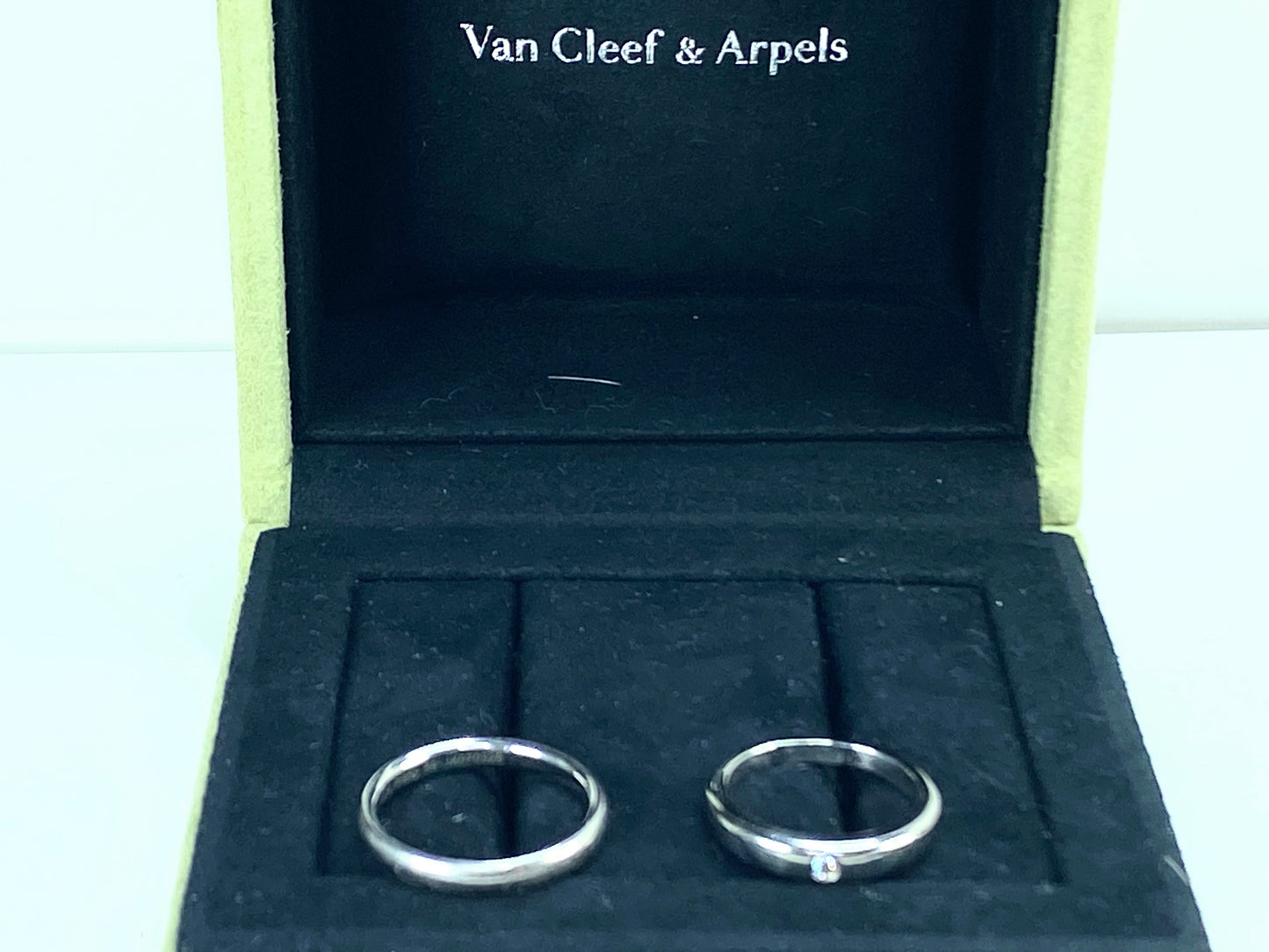 Van Cleef  & Arpels Infini Signature Platinum Wedding Bands JR9246