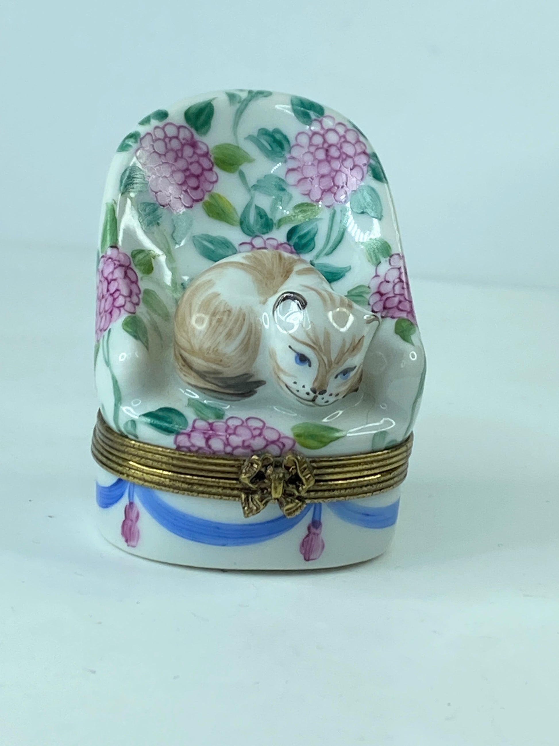Limoges Chamart Cat on Chair Hinged Trinket Box France 2 3/8" x 1 1/2" A291