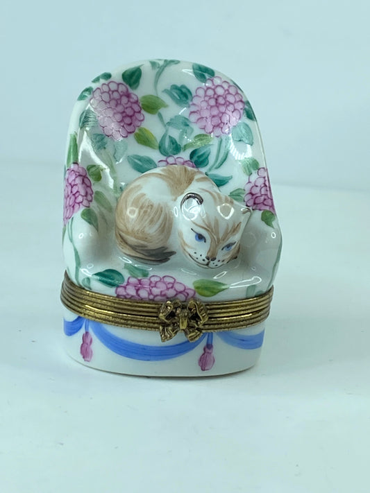 Limoges Chamart Cat on Chair Hinged Trinket Box France 2 3/8" x 1 1/2" A291