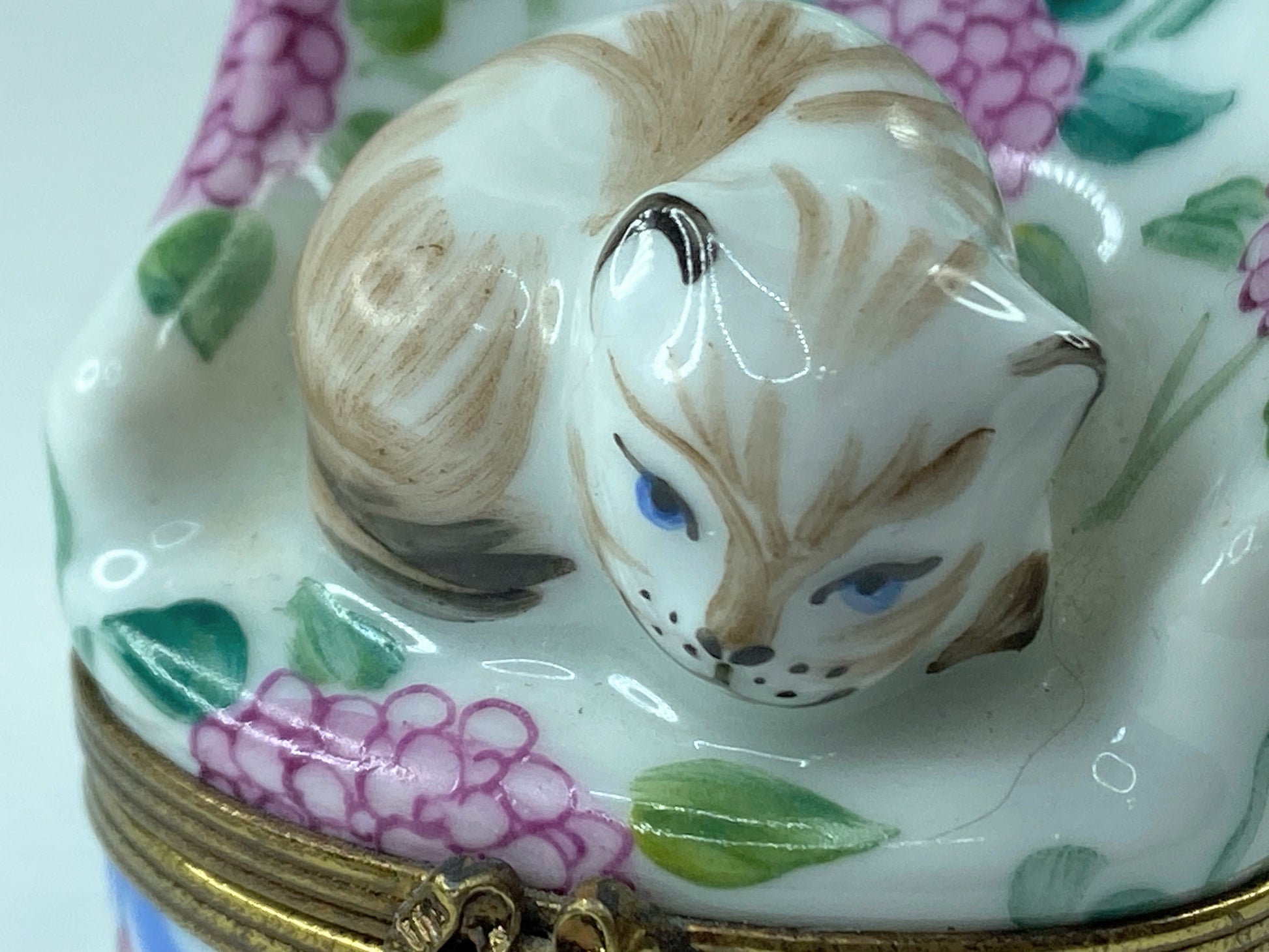 Limoges Chamart Cat on Chair Hinged Trinket Box France 2 3/8" x 1 1/2" A291