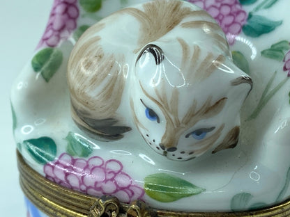 Limoges Chamart Cat on Chair Hinged Trinket Box France 2 3/8" x 1 1/2" A291