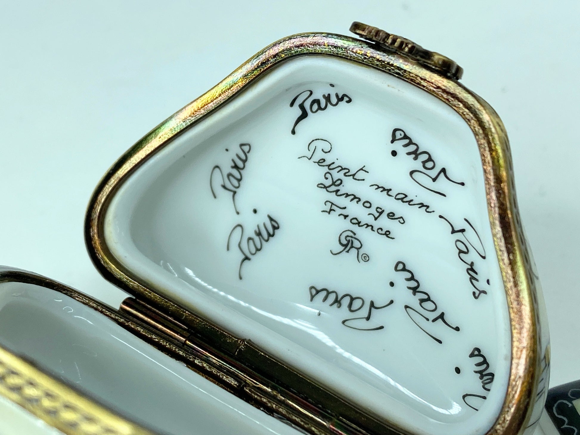 Limoges Peint Main Lady Purse with credit card Trinket box 2 1/8"x1 3/4" A295