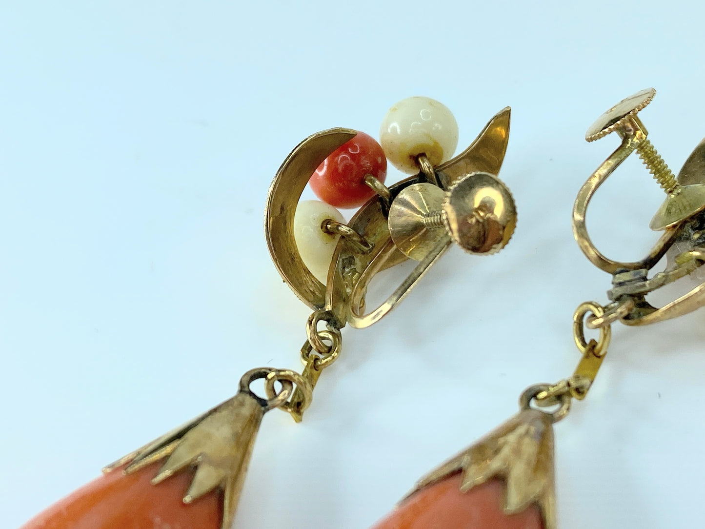 14K yellow gold Natural Salmon Coral earring drop screw on back 14.1g JR9266