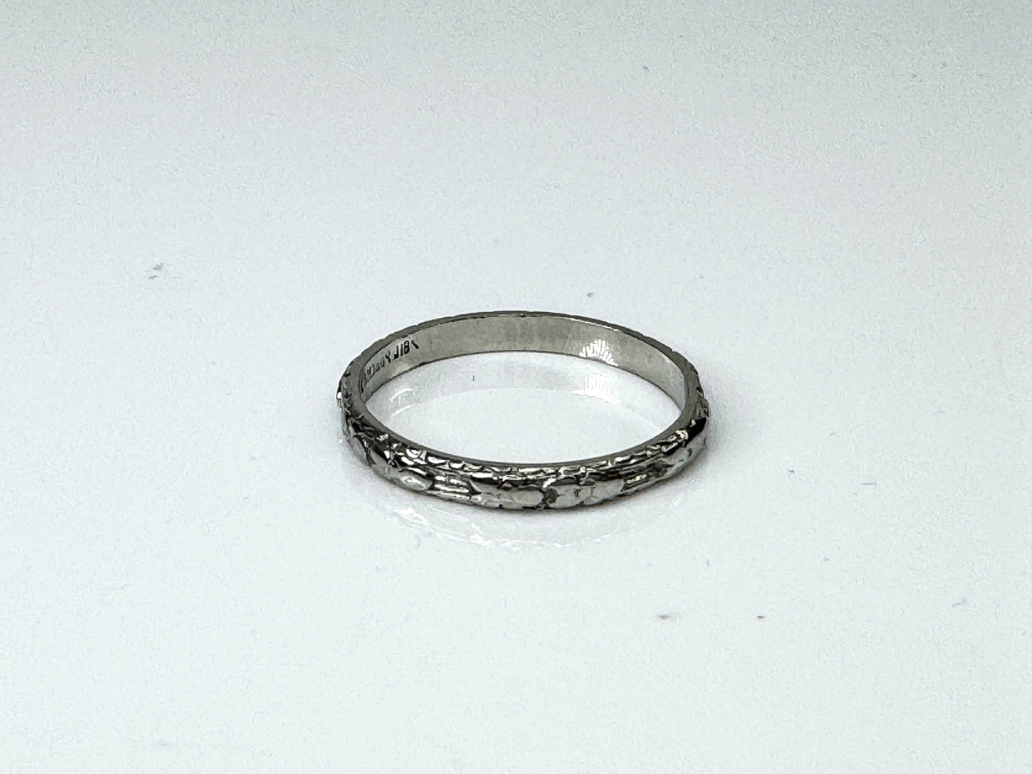 Antique 18K White Gold Floral Pattern Engraved Band Ring Size 7 JR1729