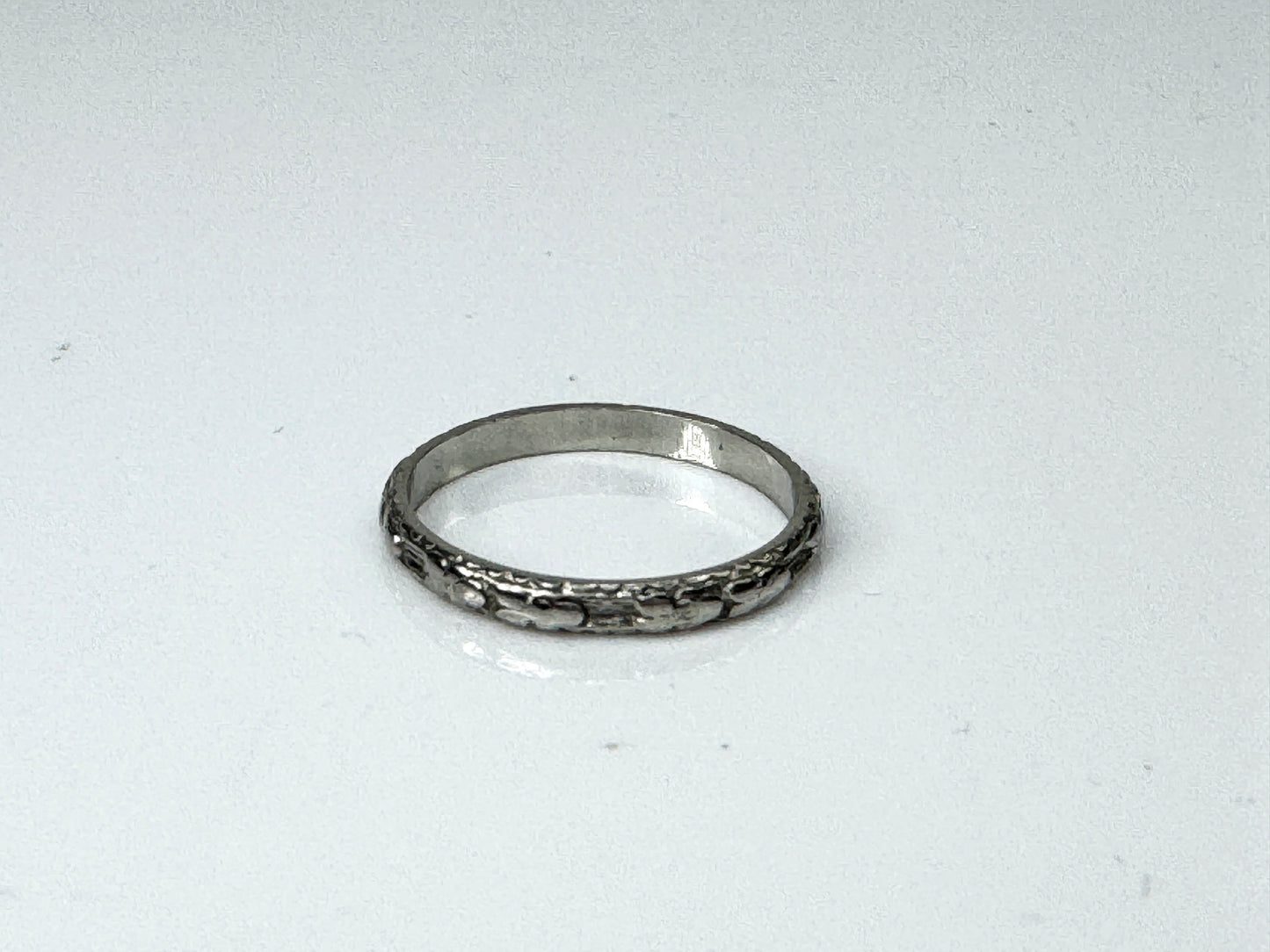 Antique 18K White Gold Floral Pattern Engraved Band Ring Size 7 JR1729