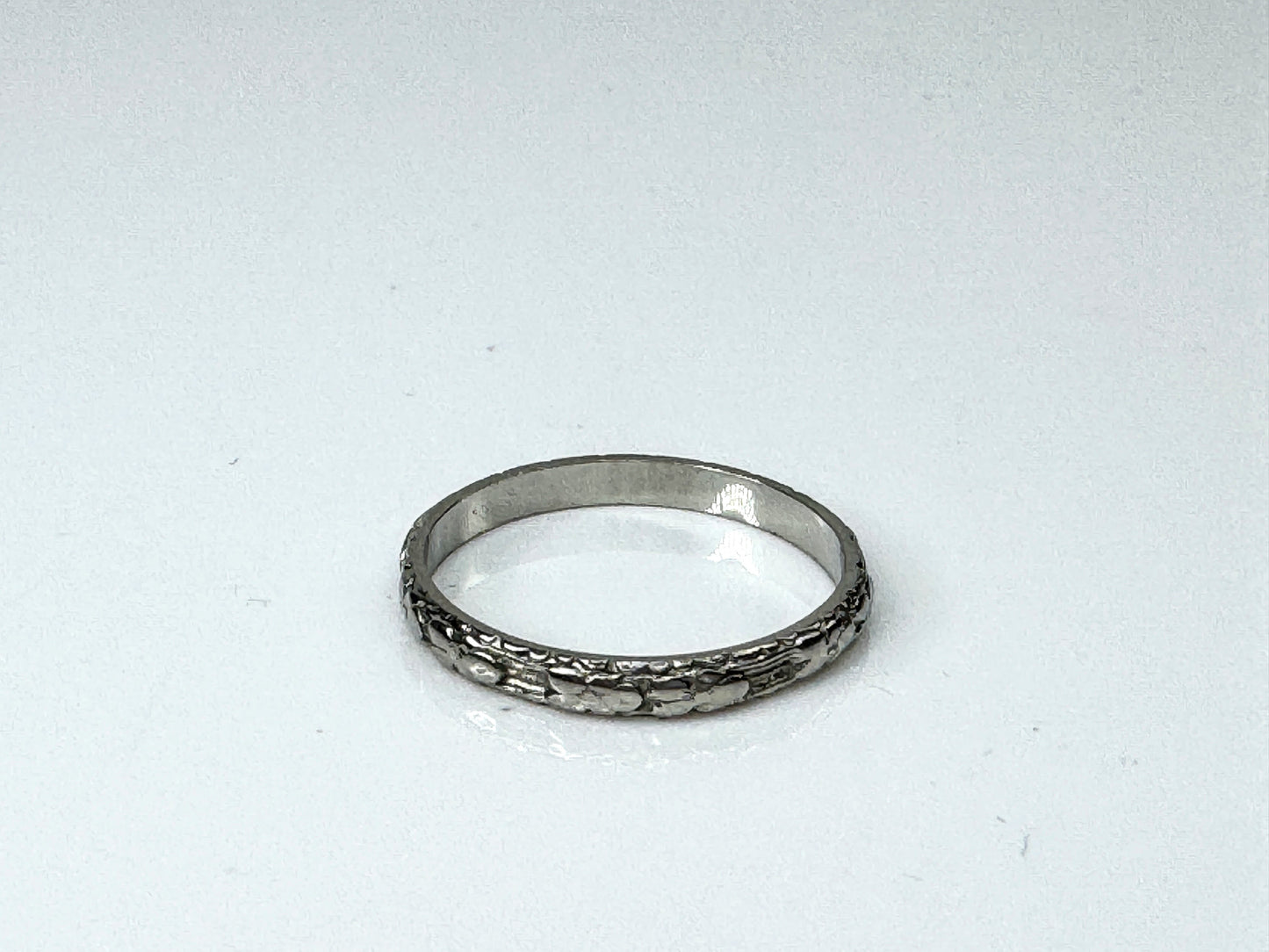 Antique 18K White Gold Floral Pattern Engraved Band Ring Size 7 JR1729