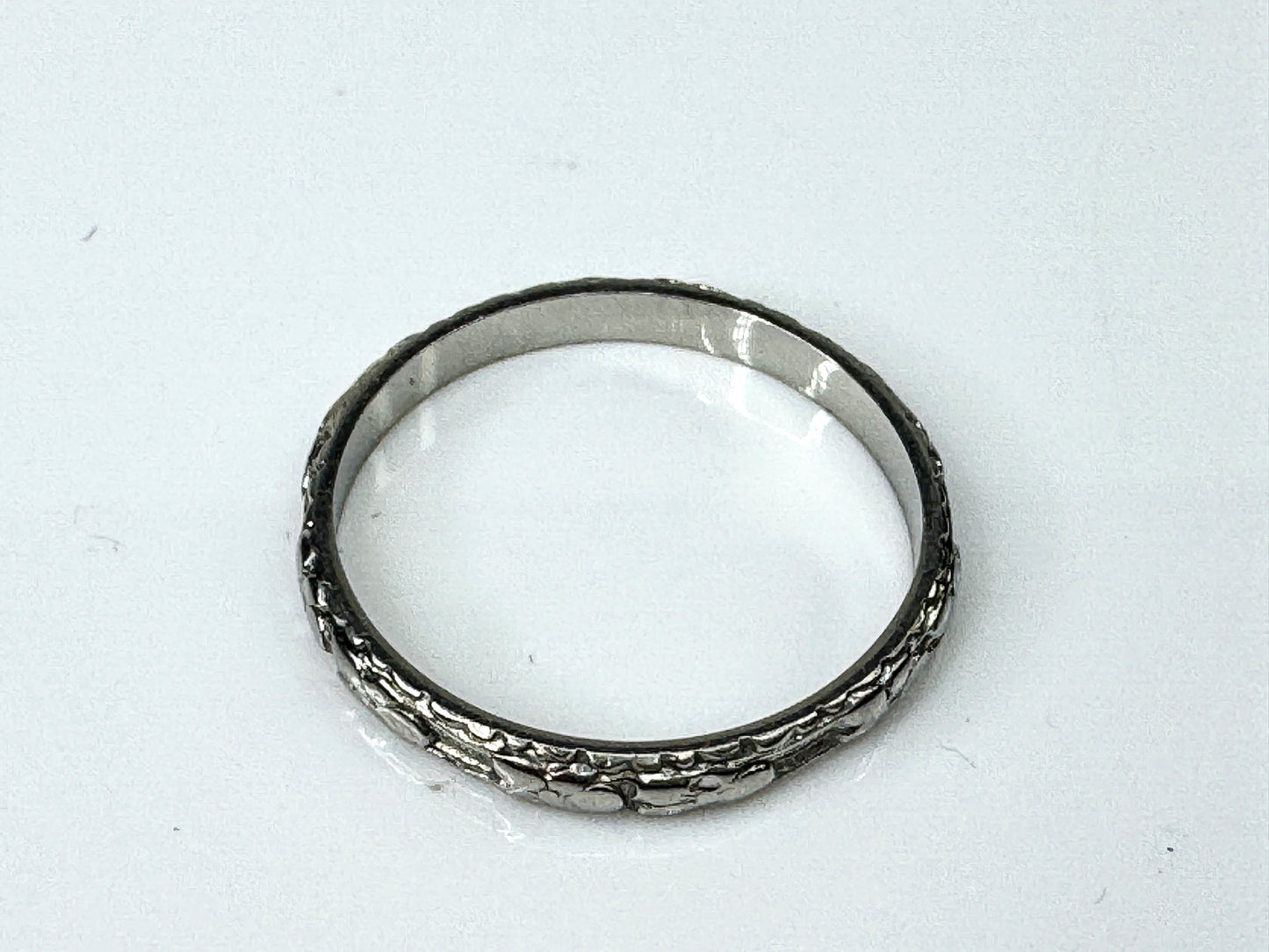 Antique 18K White Gold Floral Pattern Engraved Band Ring Size 7 JR1729