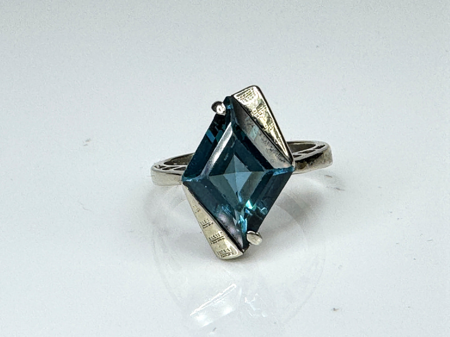 10K White Gold Rhombus Cut Topaz Statement Ring Size 6 JR1732