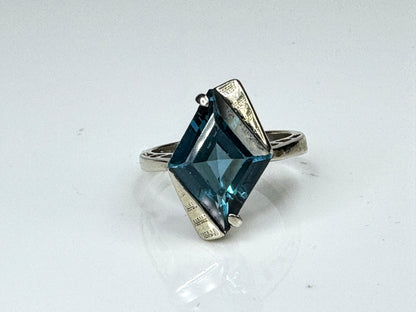 10K White Gold Rhombus Cut Topaz Statement Ring Size 6 JR1732