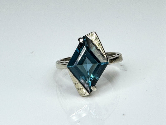 10K White Gold Rhombus Cut Topaz Statement Ring Size 6 JR1732