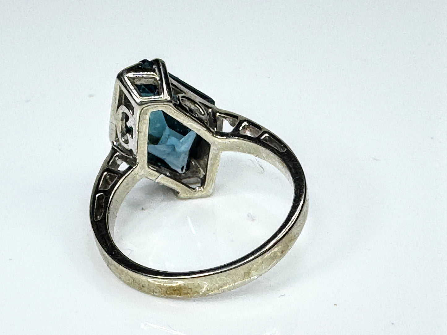 10K White Gold Rhombus Cut Topaz Statement Ring Size 6 JR1732
