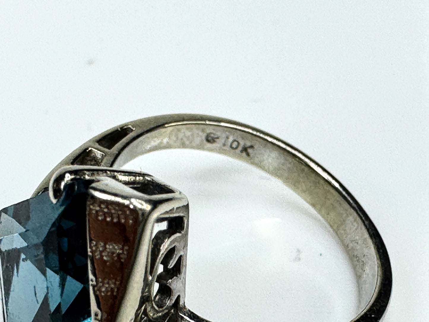 10K White Gold Rhombus Cut Topaz Statement Ring Size 6 JR1732
