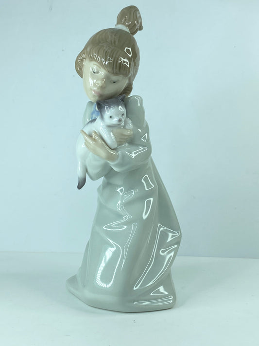 Kitty Lladró #5712 "Sleepy Kitten" Kneeling girl holding a Kitten Mint A304