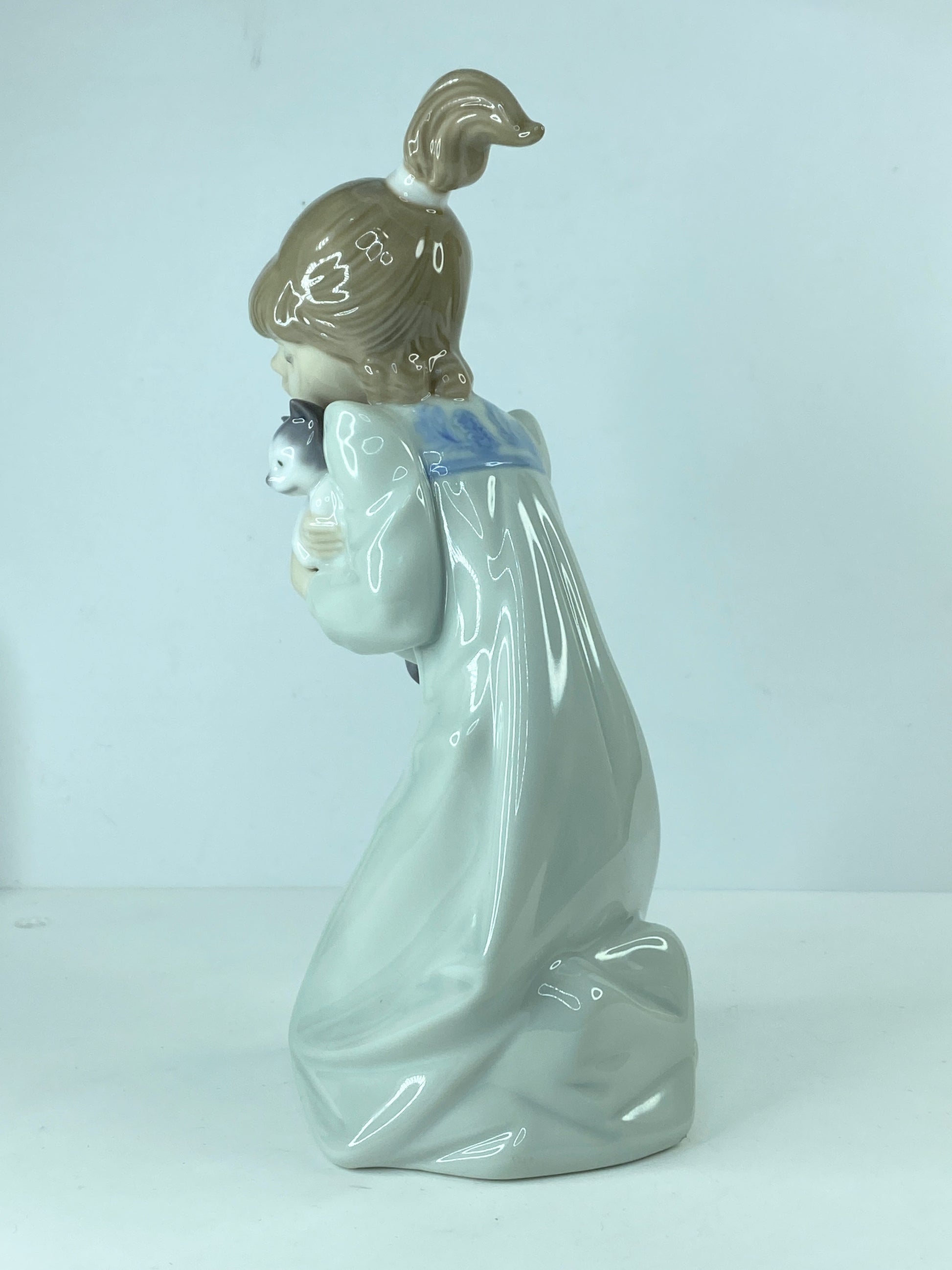 Kitty Lladró #5712 "Sleepy Kitten" Kneeling girl holding a Kitten Mint A304