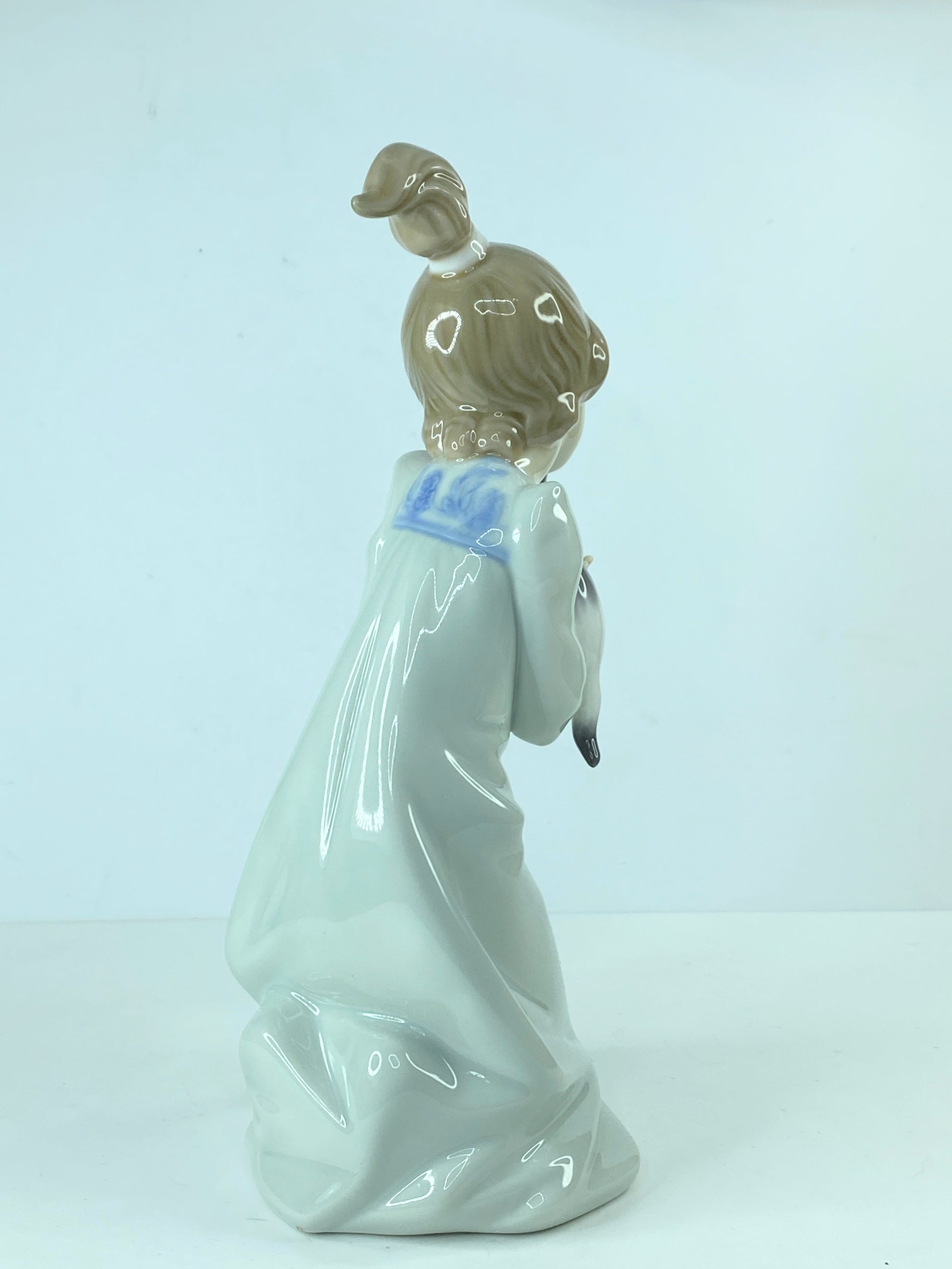 Kitty Lladró #5712 "Sleepy Kitten" Kneeling girl holding a Kitten Mint A304