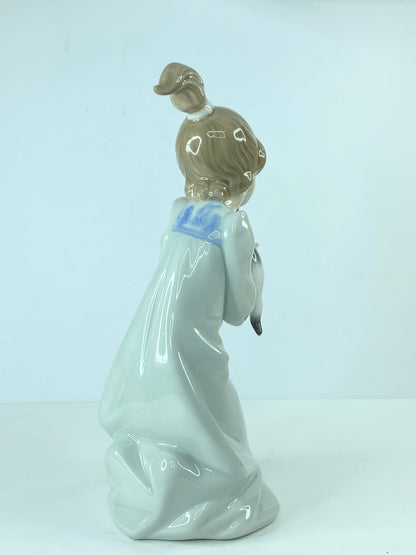 Kitty Lladró #5712 "Sleepy Kitten" Kneeling girl holding a Kitten Mint A304